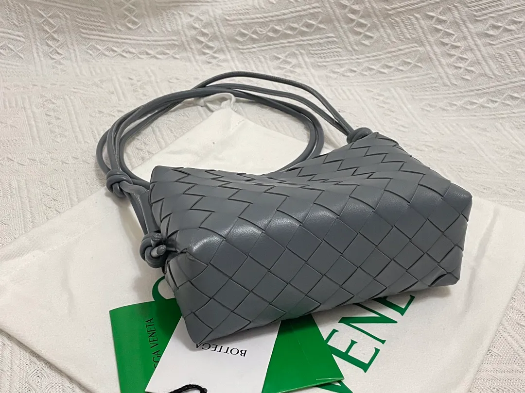 🔥Woven mini square bag, super cute. The body of the bag is made of imported sheepskin. It feels delicate, soft and light. The interior design is very practical. It is cute but does not affect its practicality. It has an adjustable leather drawstring. The style is relatively simple, but the back is more elegant. It is fashionable and has a retro charm. Size 17x10x6